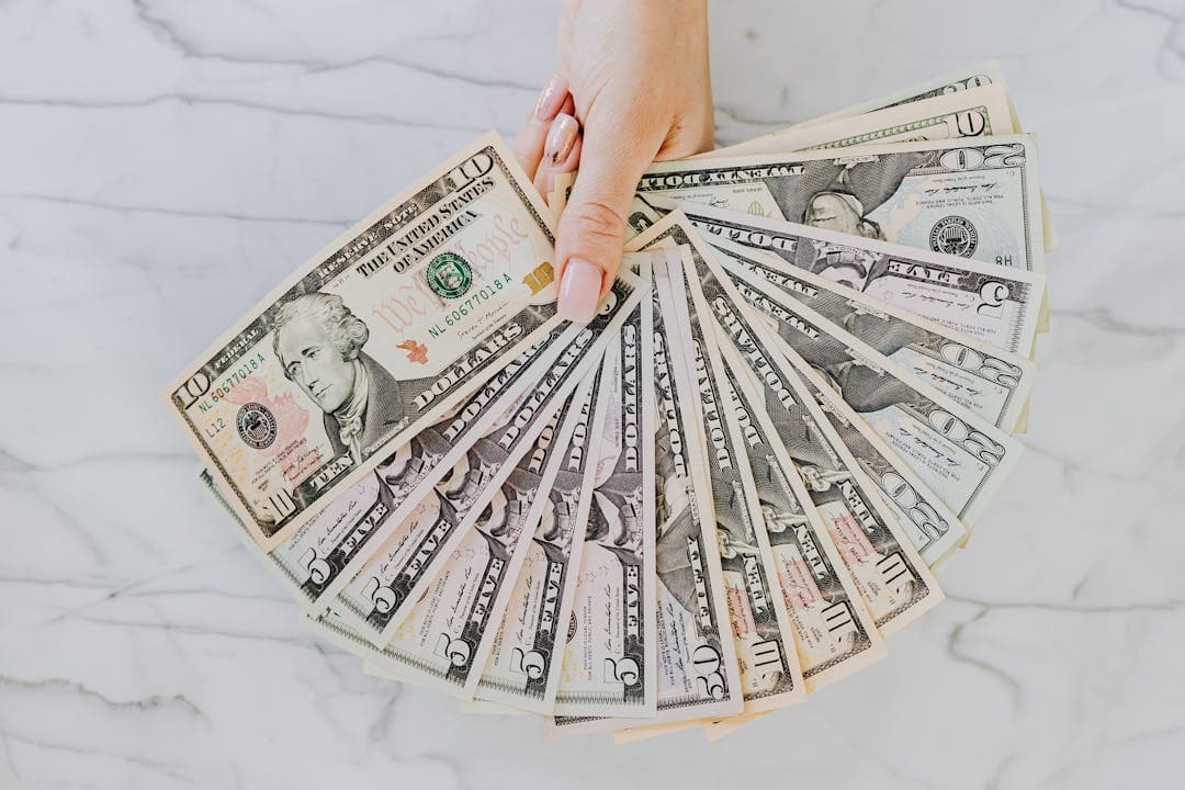 근로장려금으로 받은 돈을 펴쳐놓은 모습