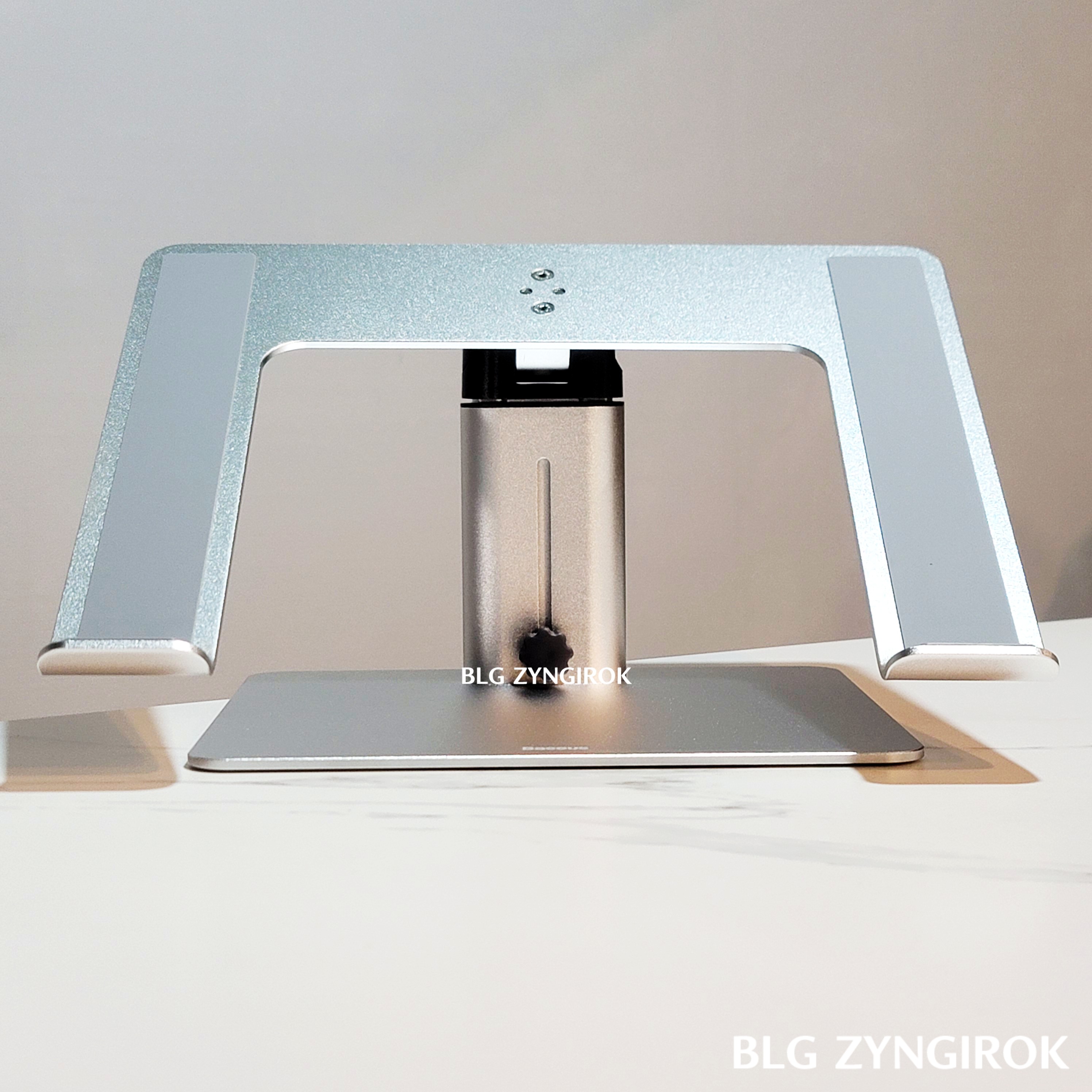 Baseus 노트북 거치대가 테이블 위에 놓여있다.