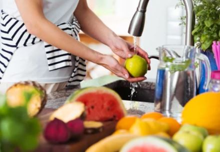 과일을 깨끗이 헹구기