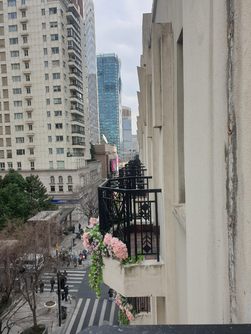 발코니에 서면 주변 빌딩 때문에 색다른 분위기가 난다.