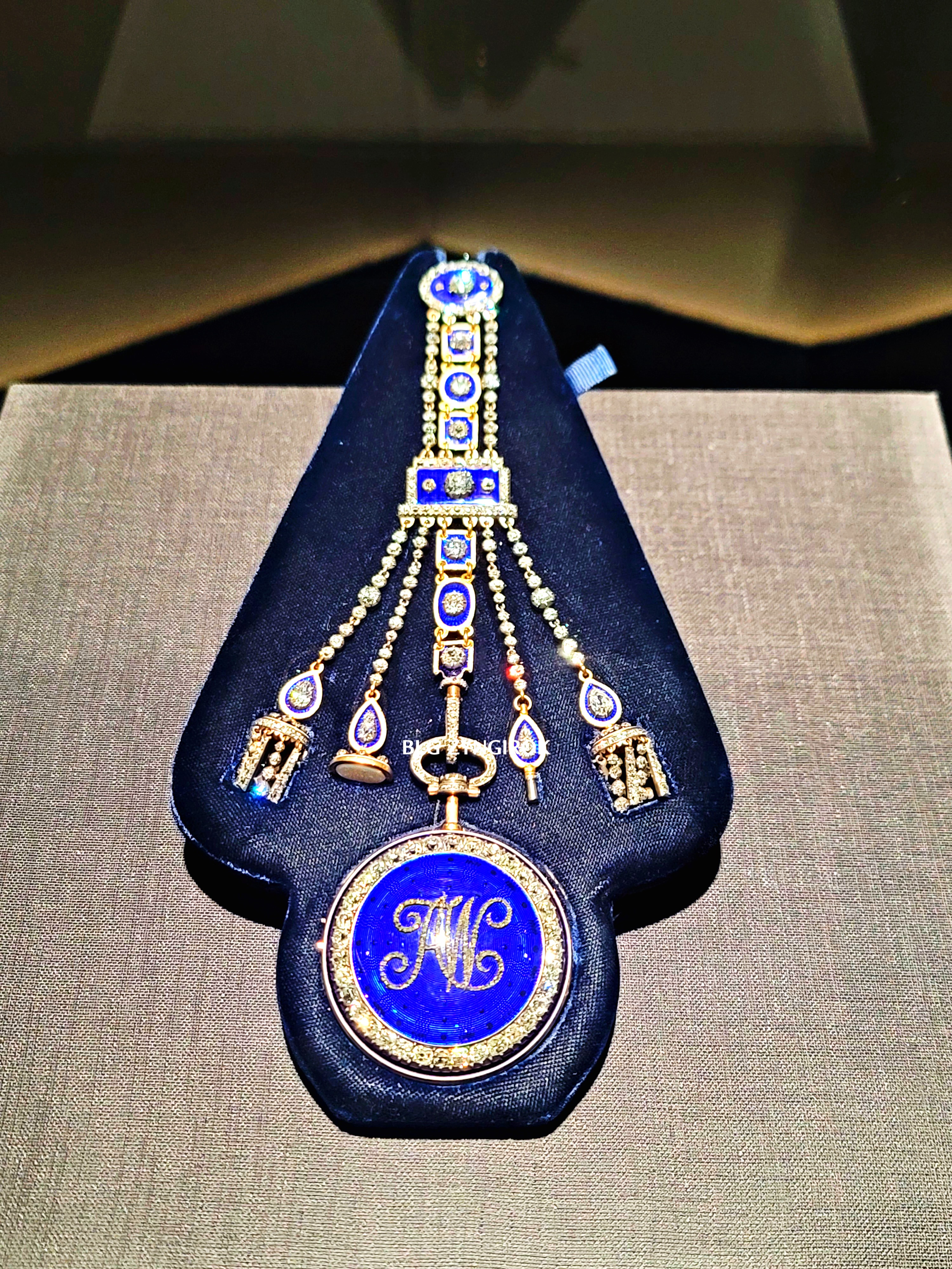 롯데타워 - 롯데뮤지엄 고혹의 보석 매혹의 시간 - 17에서 18세기 전시품 모습이다.