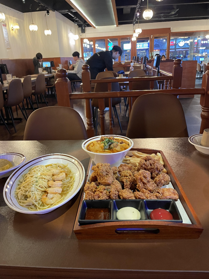 닭장 맥주 치킨 테이블에서 찍은 사진