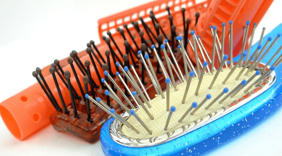 머리 빨리 기르는 방법으로 빗질이 도움이 된다