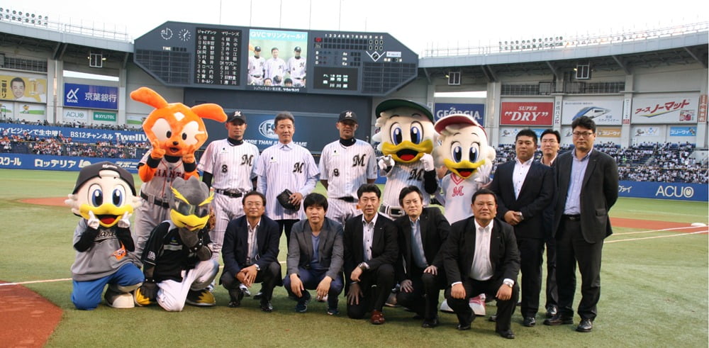 장재준 서울탁주제조협회장(뒷줄 왼쪽에서 세 번째)이 시구 이후 관계자들과 기념촬영을 하고 있다.