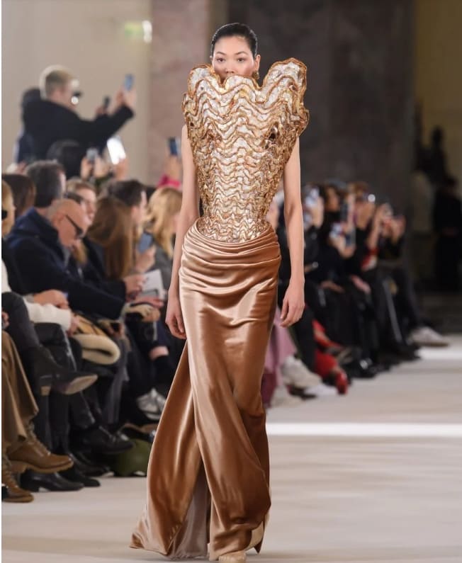 야생동물 디자인 가운 선보인 '파리패션위크 오뜨꾸뛰르 쇼' VIDEO:Wild animal heads decorate gowns at Schiaparelli couture show