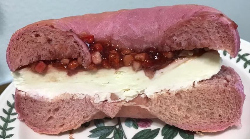 훕훕베이글 딸기앤크림 단면