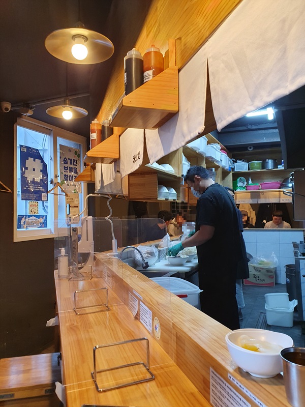 길게-바가-있는-실내