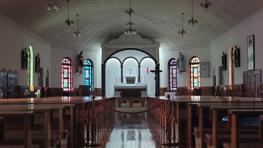 삼척 성내동성당 성전 안 제대, 제단, 십자가, 감실 사진