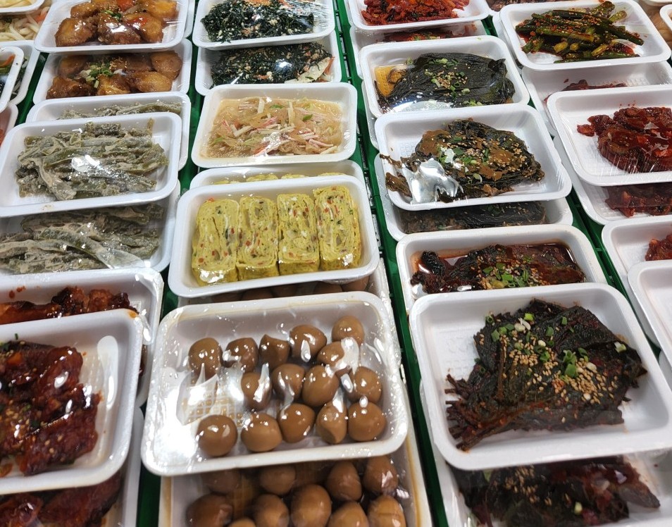 극한직업 3팩 5000원 반찬가게의 푸짐한 반찬들