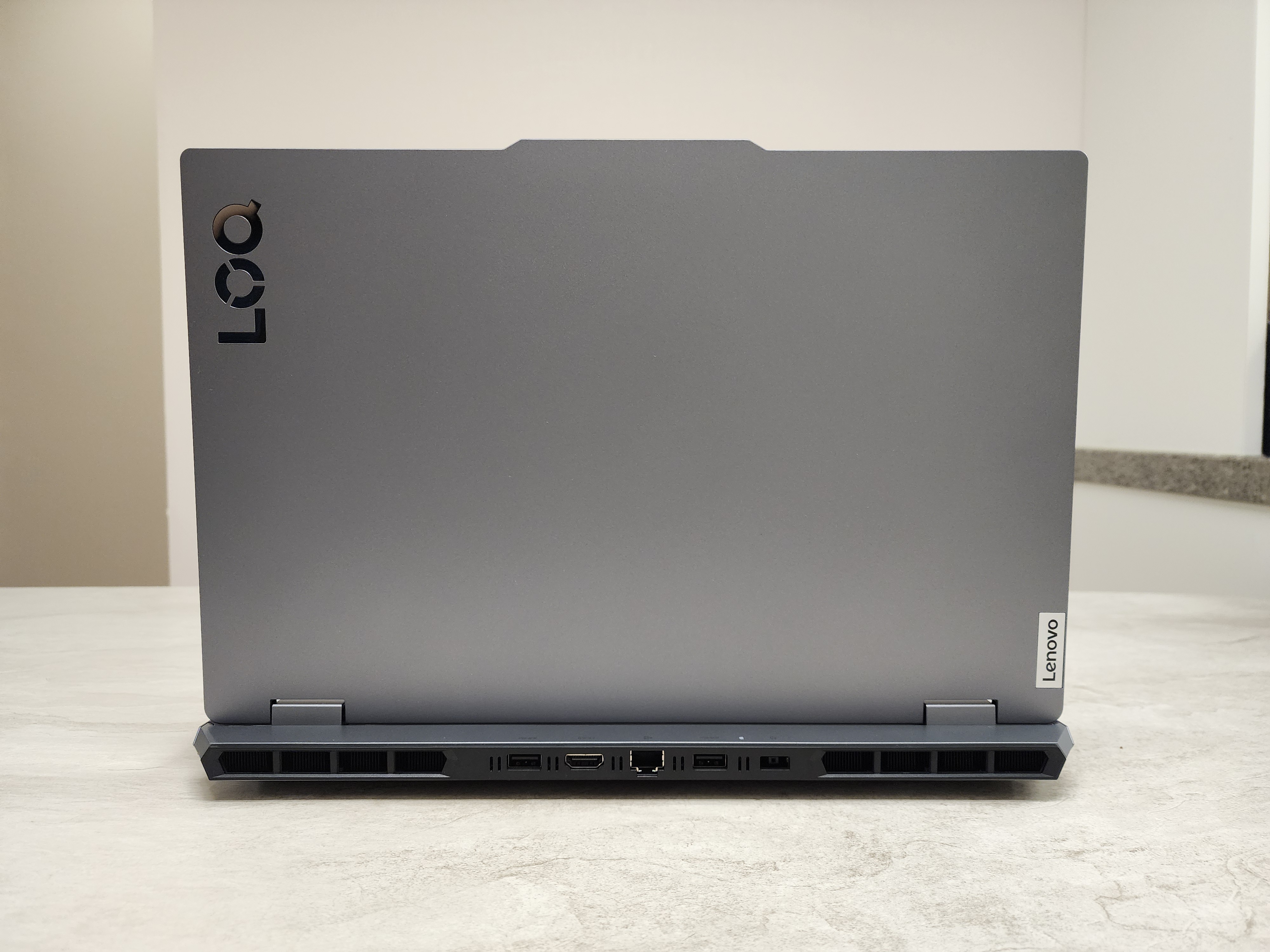 레노버-노트북-LOQ-로고가-보이는-사진