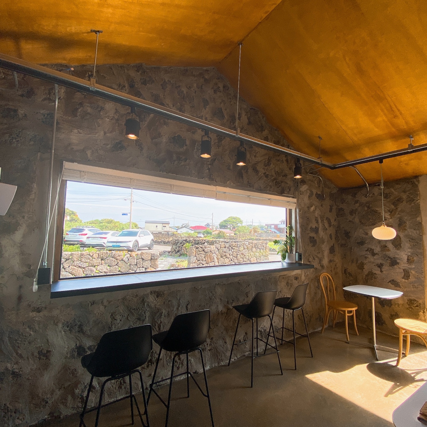제주 서귀포 성산 혼인지 돌창고 개조 돌집 카페 고요히