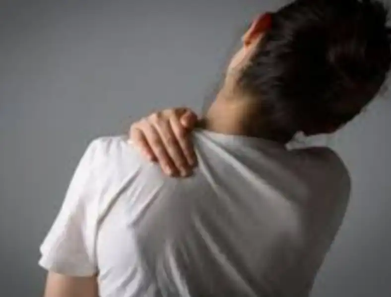 옆으로 누워자는 습관 : 어깨 관절 압박의 원인!