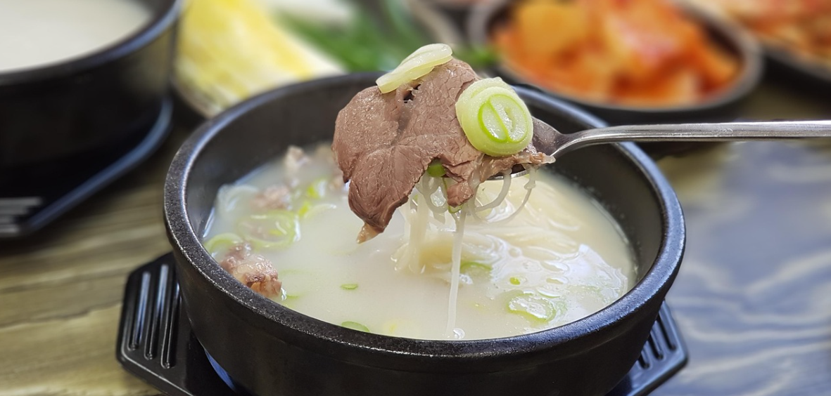 뚝배기에 담겨있는 설렁탕 사진