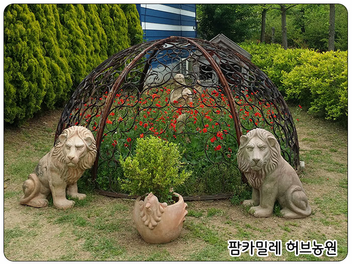팜카밀레 허브농장, 조형물, 사자, 닭