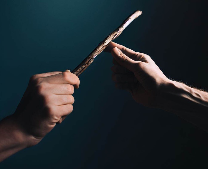 막대기를 잡는 모습(made by Bing)