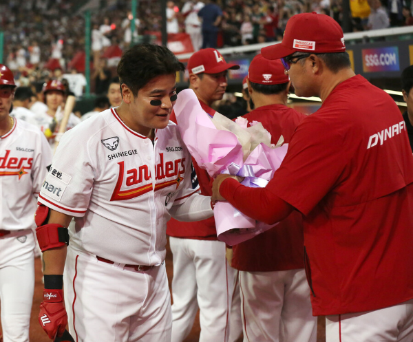 Choo Shin-soo in Korea, baseball star