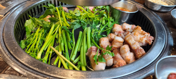 분당 맛집 서현역 맛집 돼지고기 소고기 삼겹살 맛집 육화몽 서현역 4번출구 내부인테리어 정갈한밑반찬 노릇노릇 삼겹살구이 미나리와 삼겹살