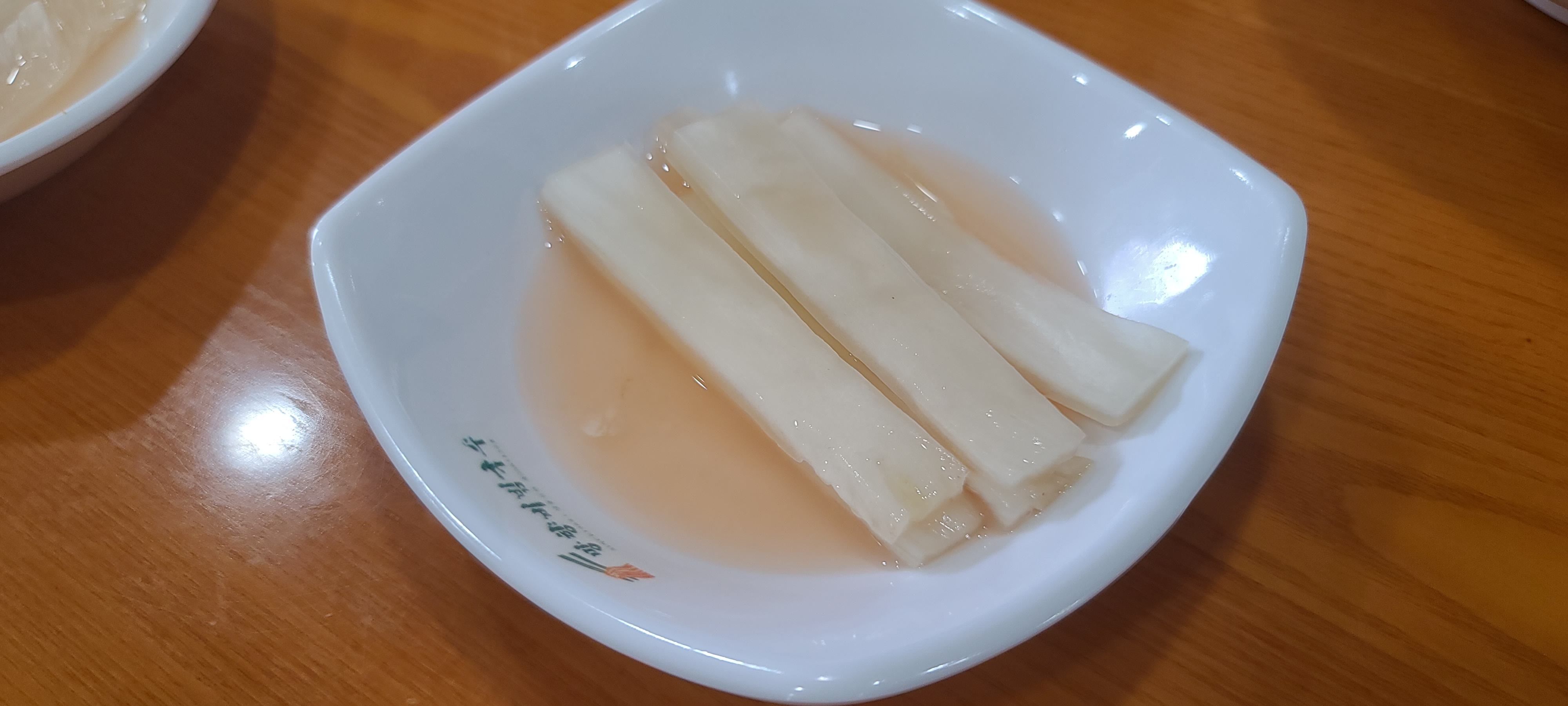 망향비빔국수 비빔국수 맛집 국수 광주맛집 주차장 영업안내 영업시간 깔끔한식당 깨끗한내부 곱빼기 백김치 밑반찬