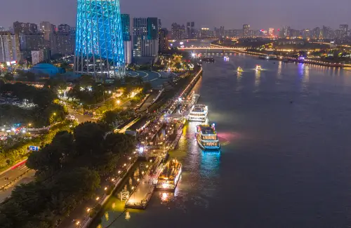 화려한-조명으로-장식된-주강 크루즈와-눈부신-광저우-야경