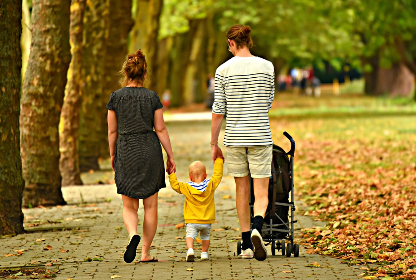 초보 부모 뒷모습