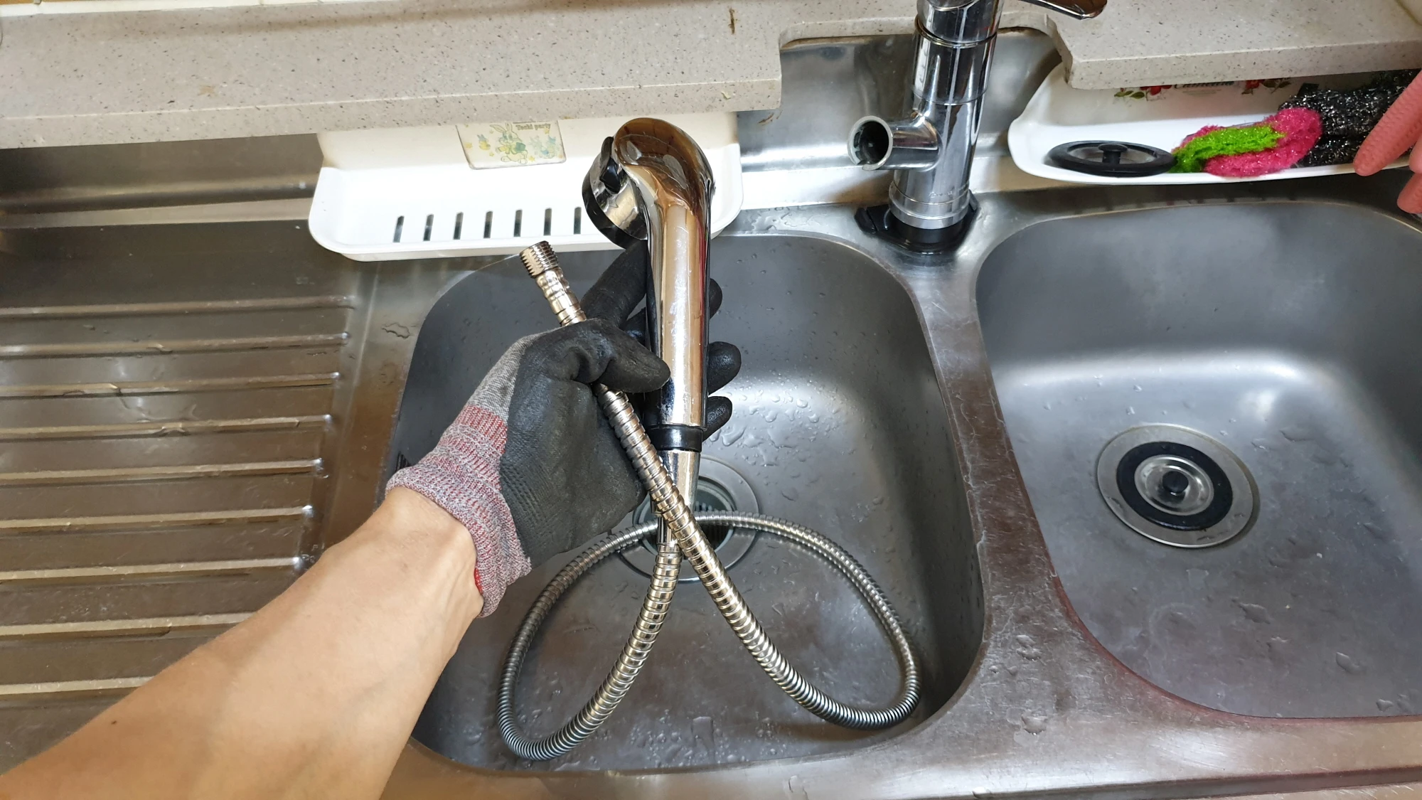 싱크대 수전 수도꼭지 호스 분리 모습
