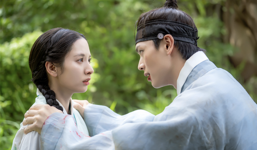 김지연과 육성재가 서로 마주보고 있다.