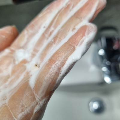 거품기 없이 손으로만 쫀쫀하고 촘촘한 생크림 미세 거품을 만드는 라곰 마이크로 폼 클렌저 저녁 세안 컷