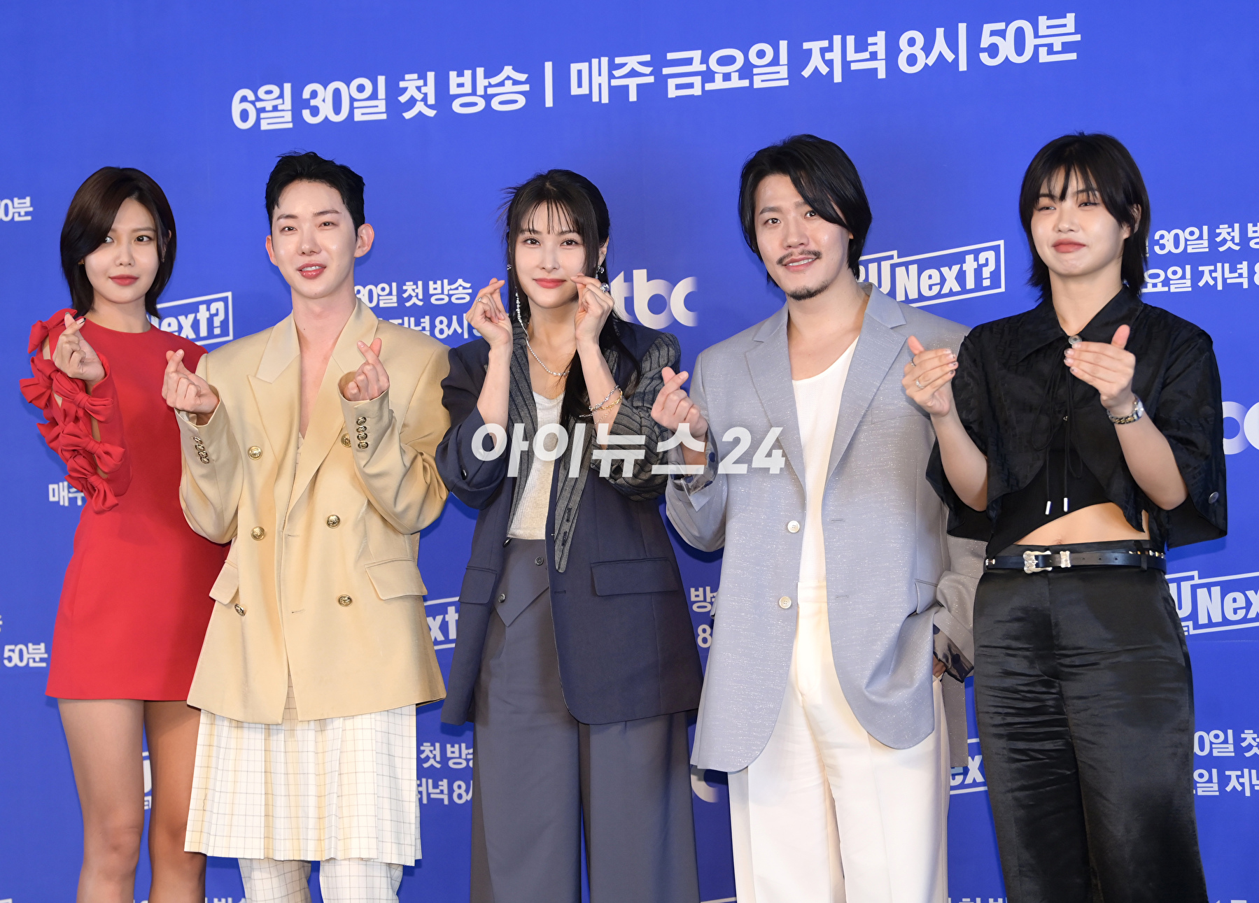 (왼쪽부터)최수영-조권-박규리-이현-아이키가 30일 오전 서울 마포구 상암동 스탠포드호텔에서 열린 JTBC 서바이벌 프로그램 '알유넥스트(R U Next?)' 제작발표회에 참석하고 있다. [사진=정소희 기자]