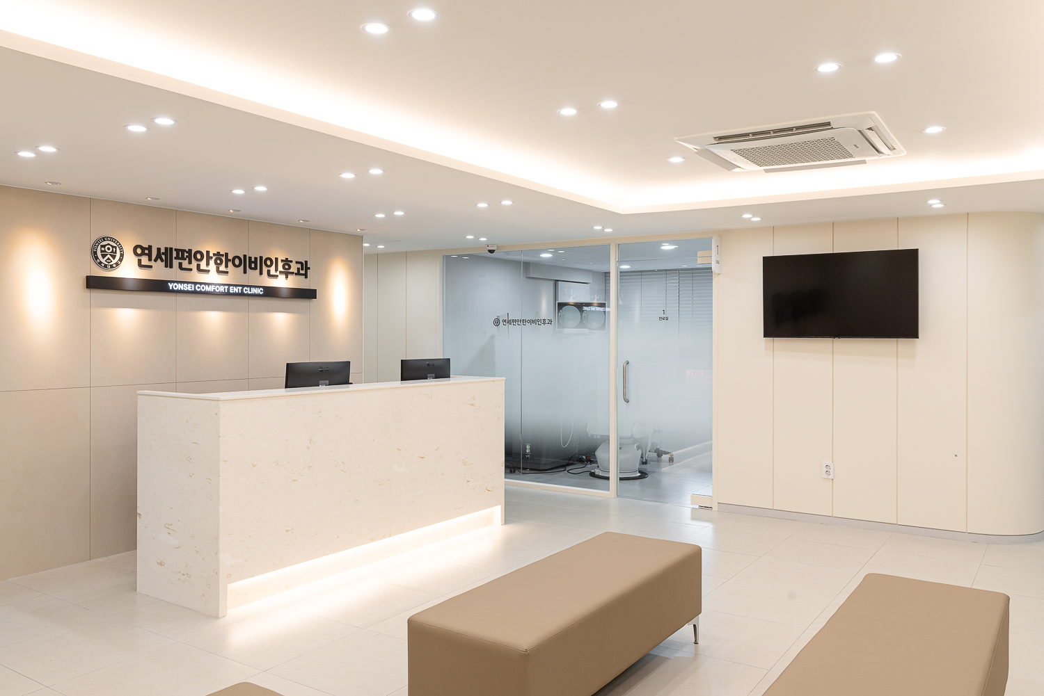 연세편안한이비인후과 로비 측면