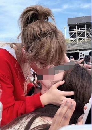 비비 여성팬 진한 키스