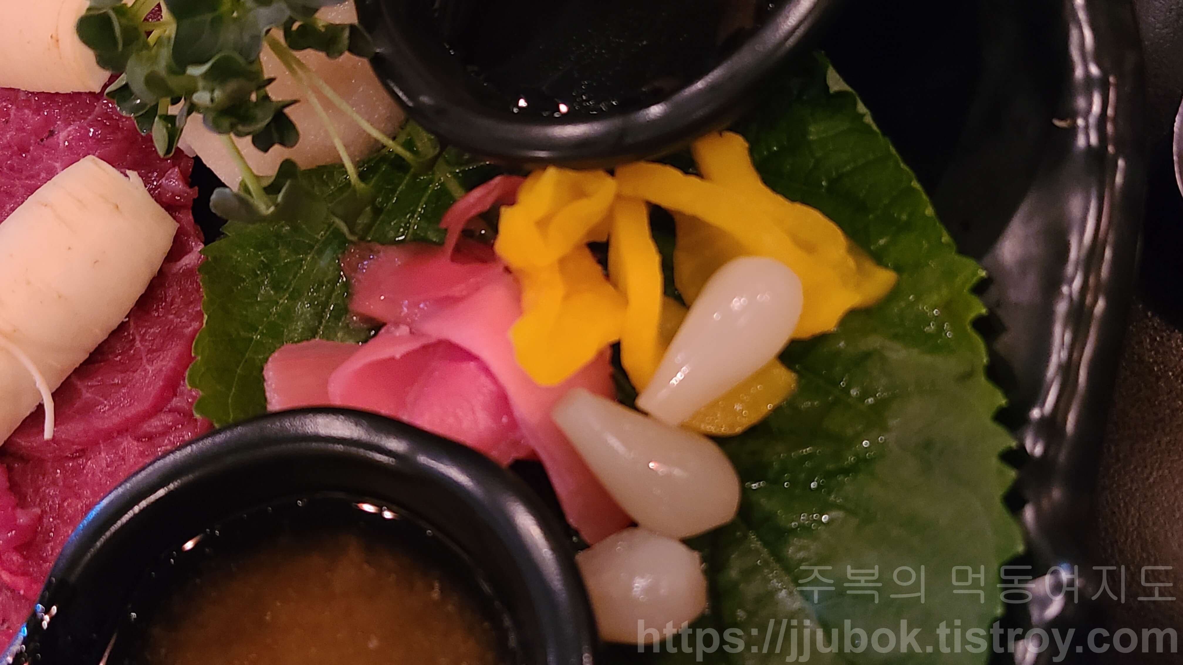 육회독존-부평점-육사시미-밑반찬