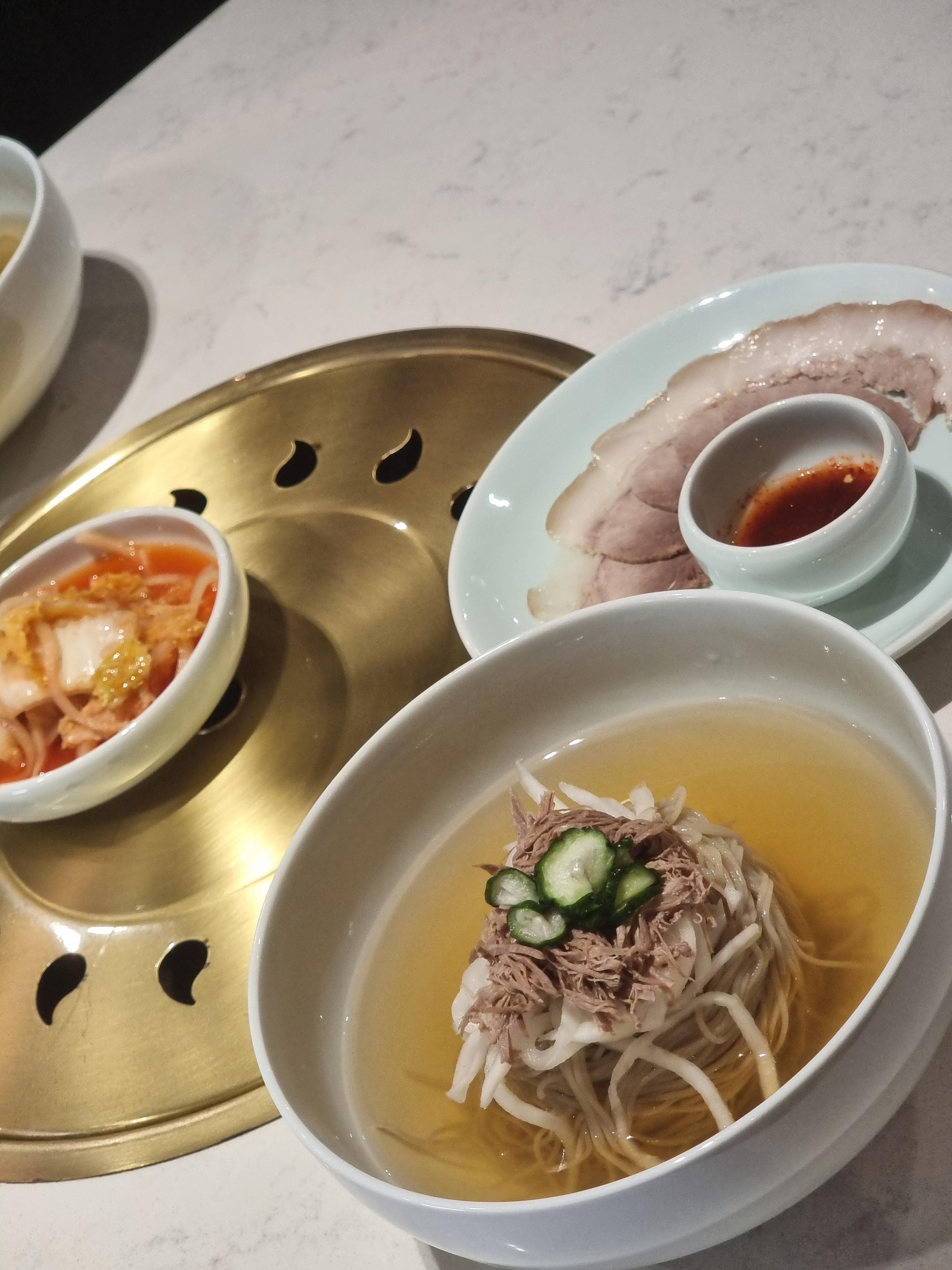 (당시 기준) 평양냉면 + 한돈 냉제육 구성의 점심 한정메뉴 한상.