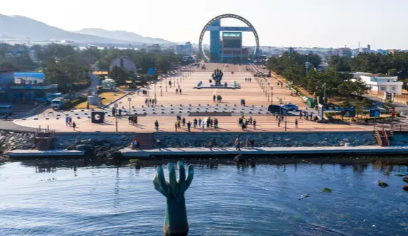 호미곶 관광지 한낮 바다 한가운데 손모양이 올라온 이미지