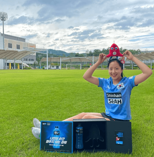 운동장에-앉아서-웃고-있는-신유빈-선수