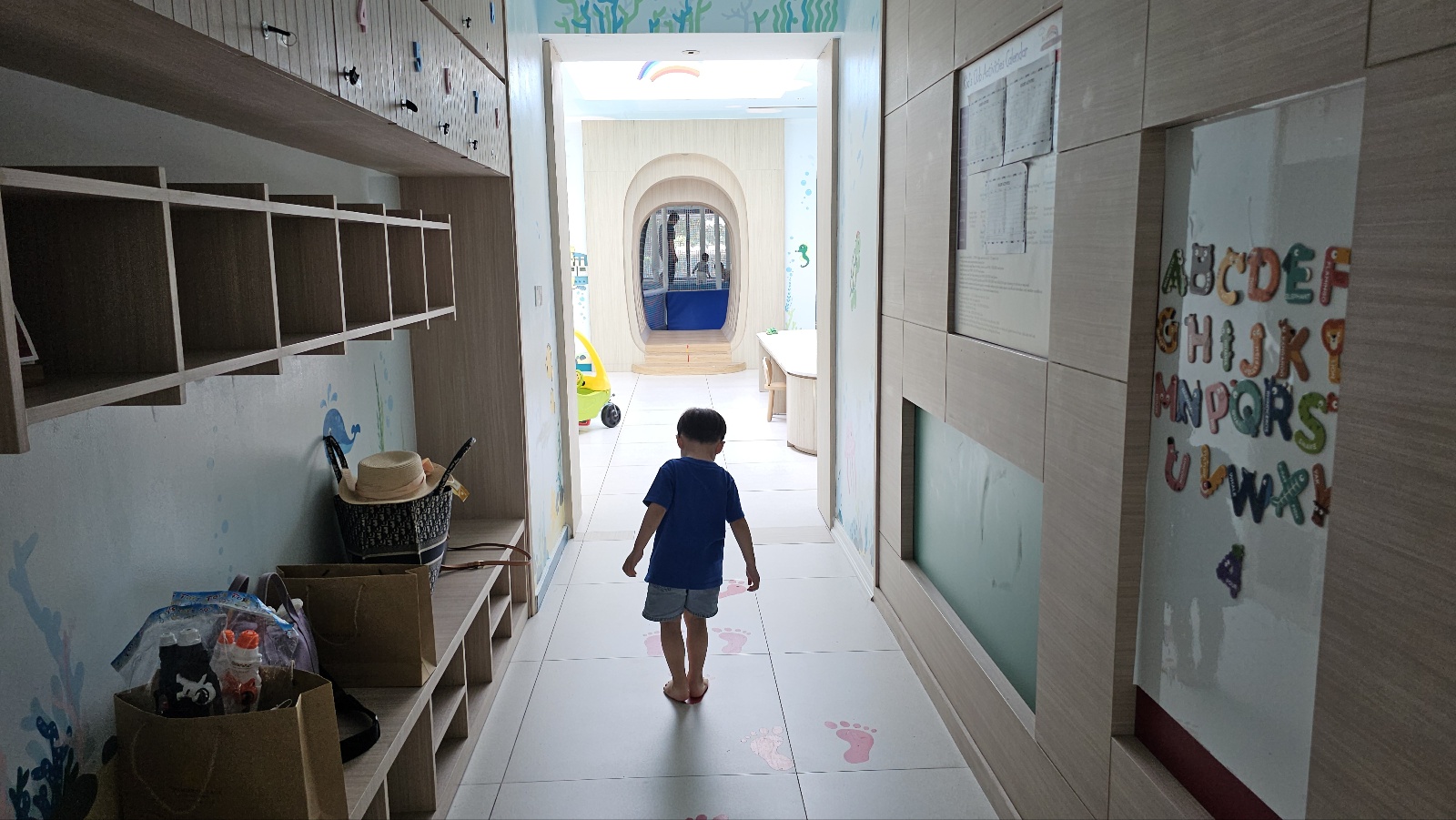 체크인 절차를 진행하며