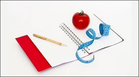 다이어트 노트와 줄자, 토마토