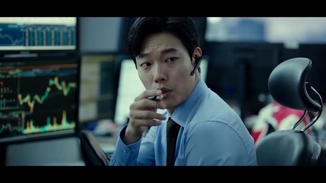 《돈》에서 조일현(류준열)이 주식 차트를 바라보며 긴장감 속에 거래를 준비하는 순간.