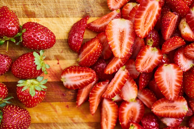 https://cdn.pixabay.com/photo/2017/11/18/17/09/strawberries-2960533_640.jpg