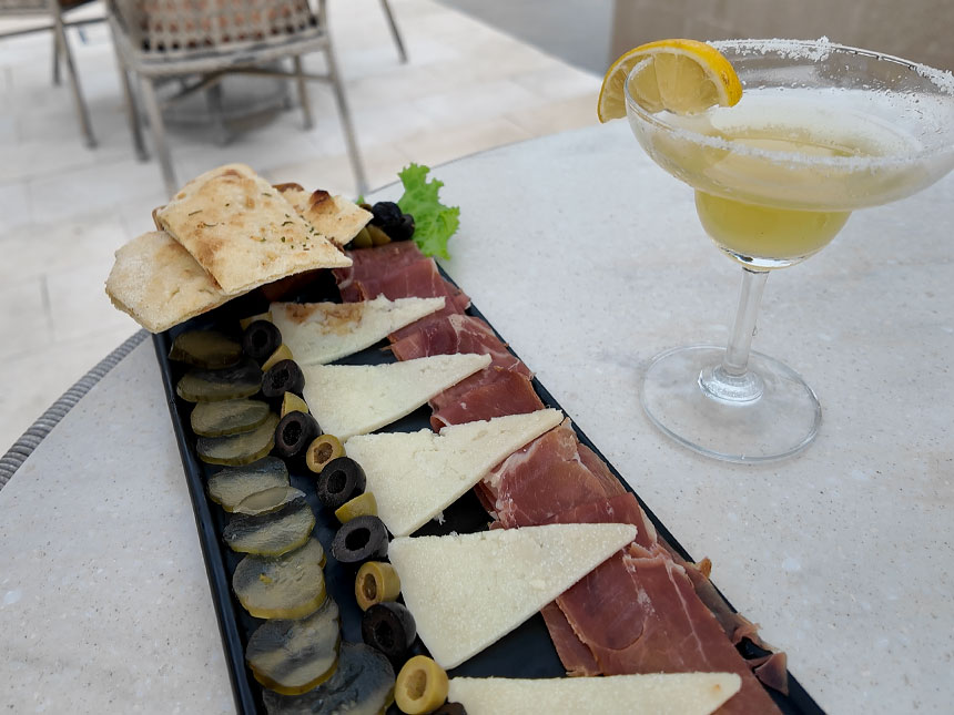 헤난 프리미어 코스트 리조트 Manchego-Serrano Platter