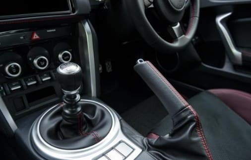 자동차 기어봉이 나와 있는 그림