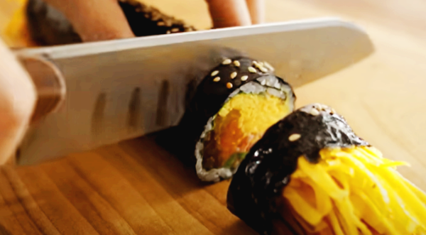 계란김밥을 써는 모습 입니다