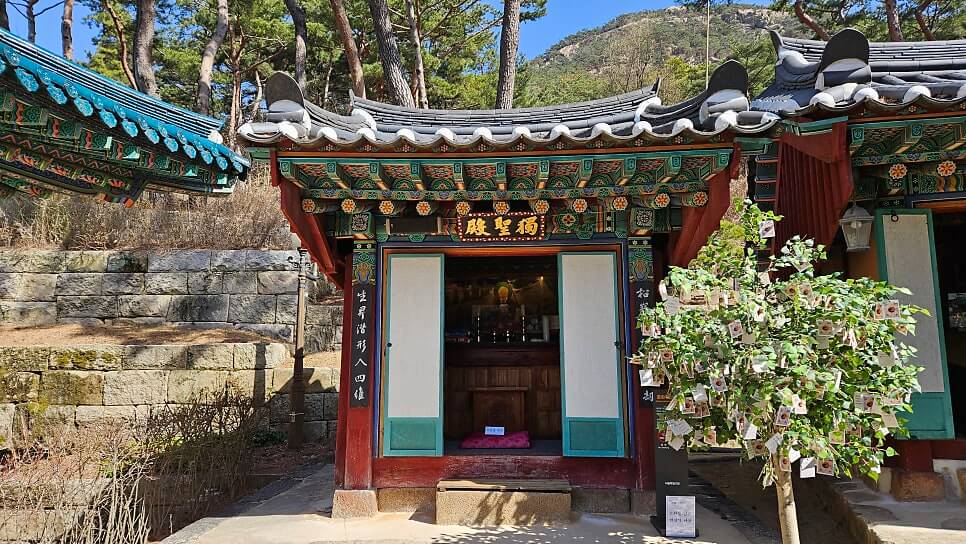 서울 진관사 : 서울 한복판에 자리한 깊은 산사 전통과 현대가 조화된 사찰 공간