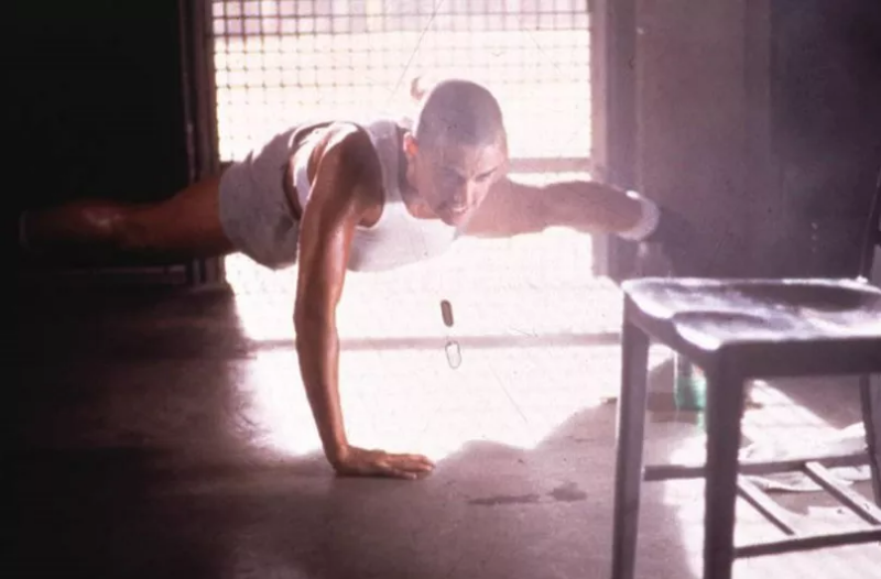 한 손으로 팔굽혀 펴기를 하는 제인