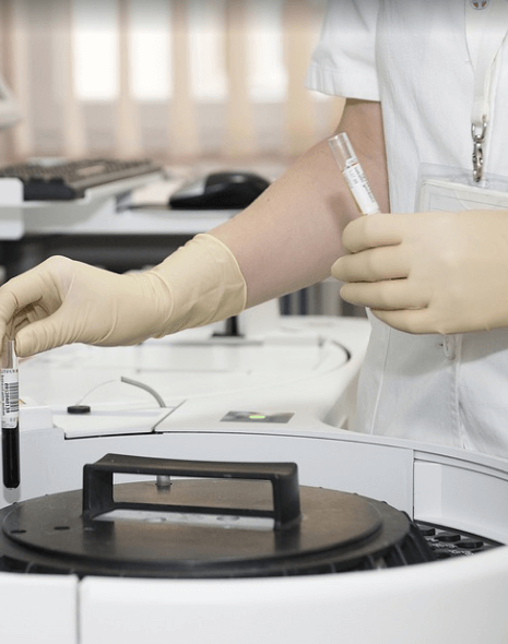 연구원이 검사를 하고 있다