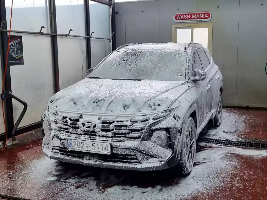 셀프 세차 진행 중인 모습입니다.