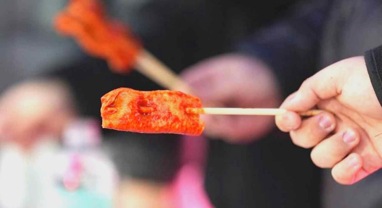 빨간오뎅을 손에 쥔 방문객의 모습이다. [ⓒ한국관광공사]