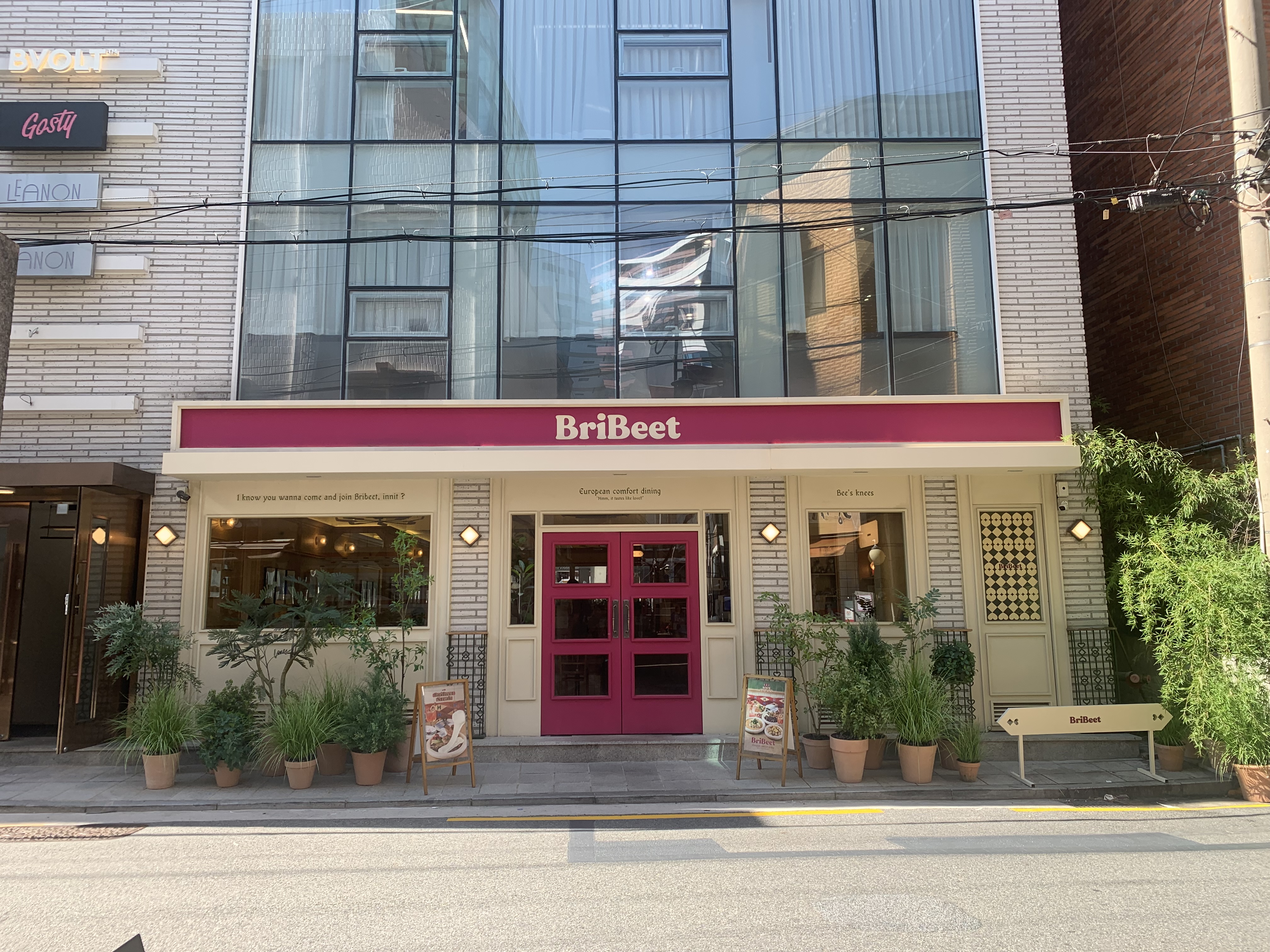 Bribeet Seongsu restaurant interior showing handmade gnocchi pasta dish with wine collection and warm wooden atmosphere perfect for dates