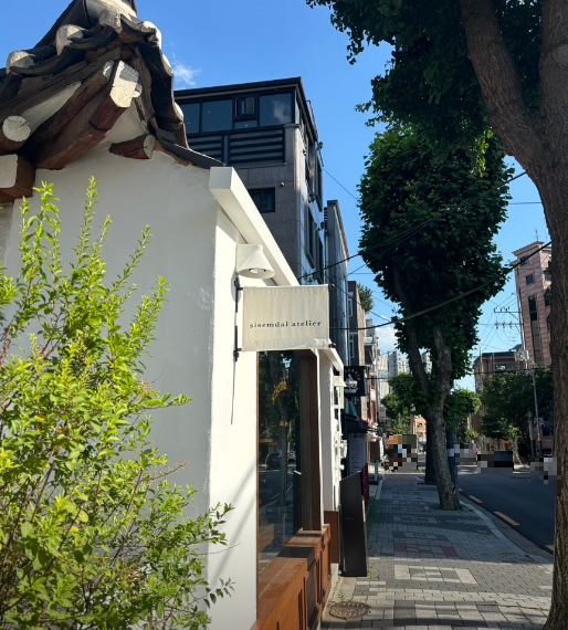 성신여대 한옥 카페 시샘달 아뜰리에 모습 2