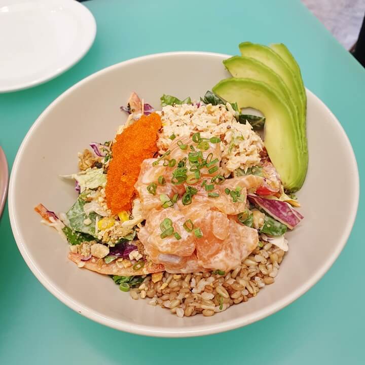 리틀넥-연어포케-연어-아보카도-현미-날치알이-골고루-들어있다