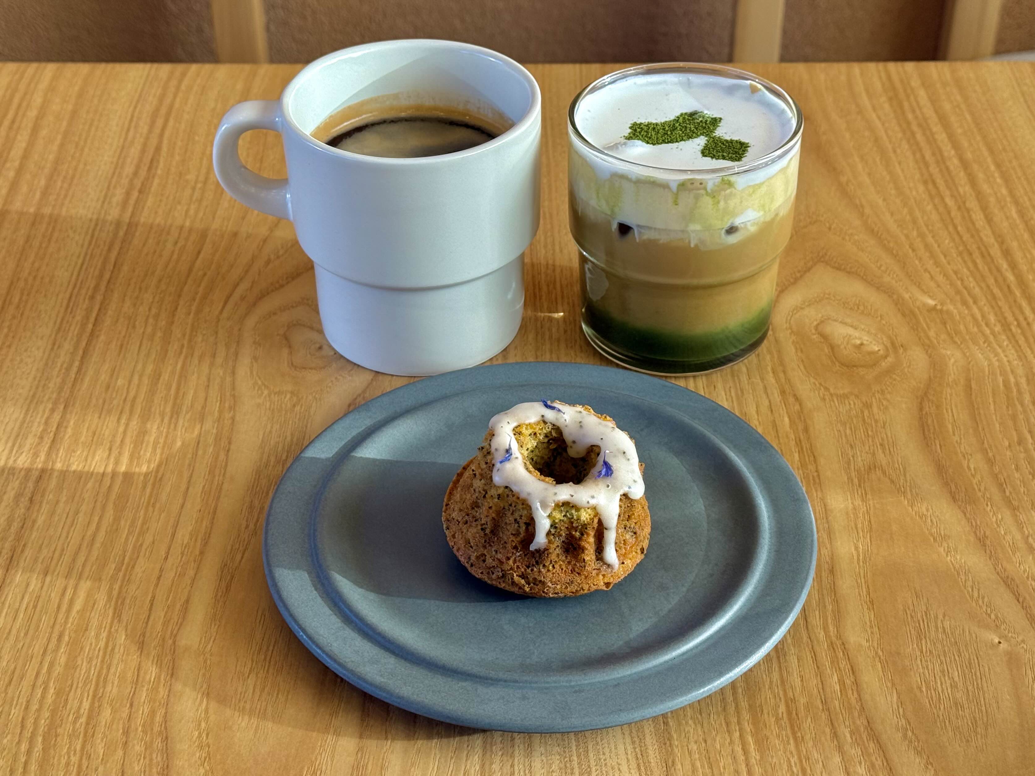 테이블 위에 놓인 포천 카페 사유색의 아메리카노와 사유의 시간(말차), 그리고 얼그레이 구겔호프 이미지